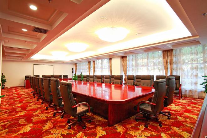 乐鱼电子【嘉宁颂】北京平谷办公室装修:庄重集会室的典礼感美学